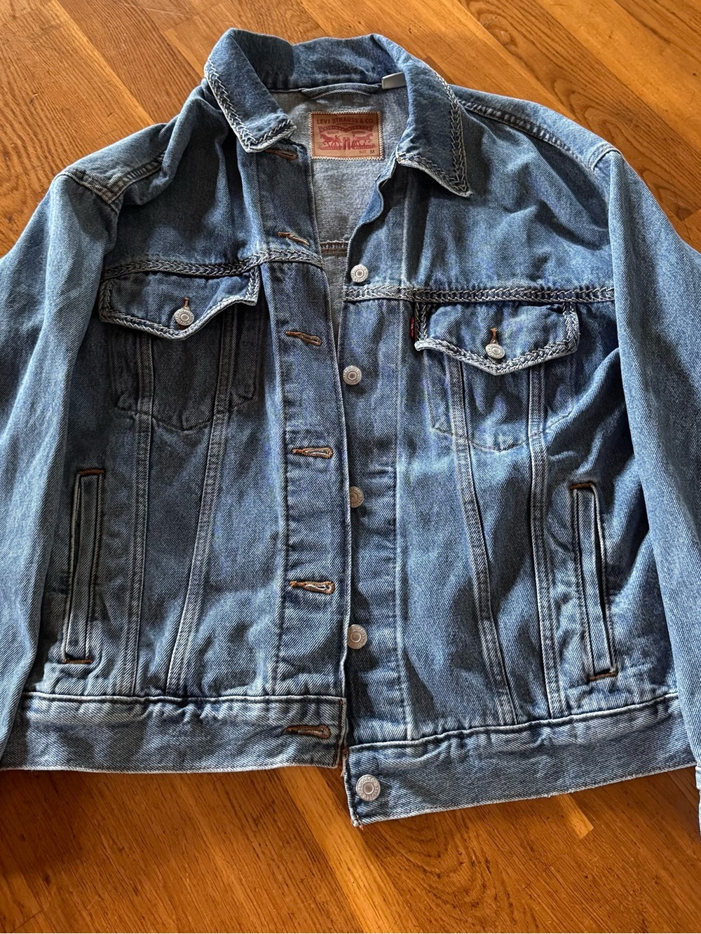 Levi’s Women's '90s "Switch Stitch" Trucker Jacket in a medium wash size M